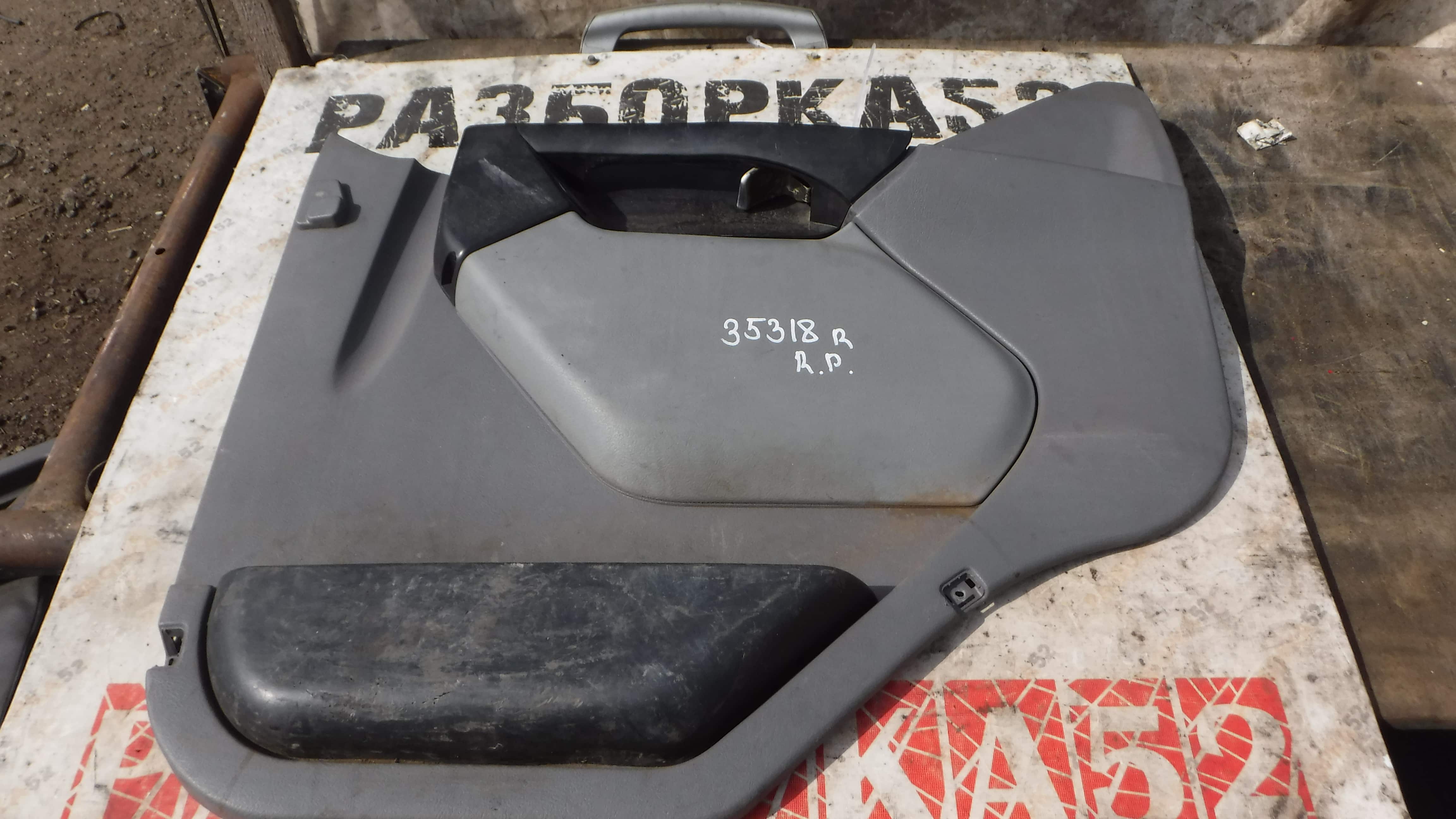 Обшивка двери правая 5010225423 Рено премиум Renault Premium DCI320 2005